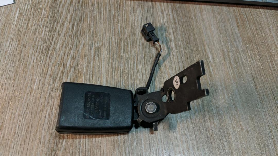 замок ремня безопасности Mercedes-Benz E-Класс W213/S213/C238/A238 2016, 2.0 л., OM 654.920, дизель, АКПП, белый, седан, правый руль, A2138600669, 2138600669 - фото №1