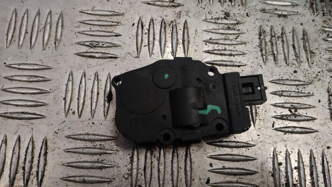 моторчик заслонки печки BMW 3 серия E90/E91/E92/E93 2007, 3.0 л., N53 B30 A, бензин, МКПП, мокрый асфальт, седан - фото №1