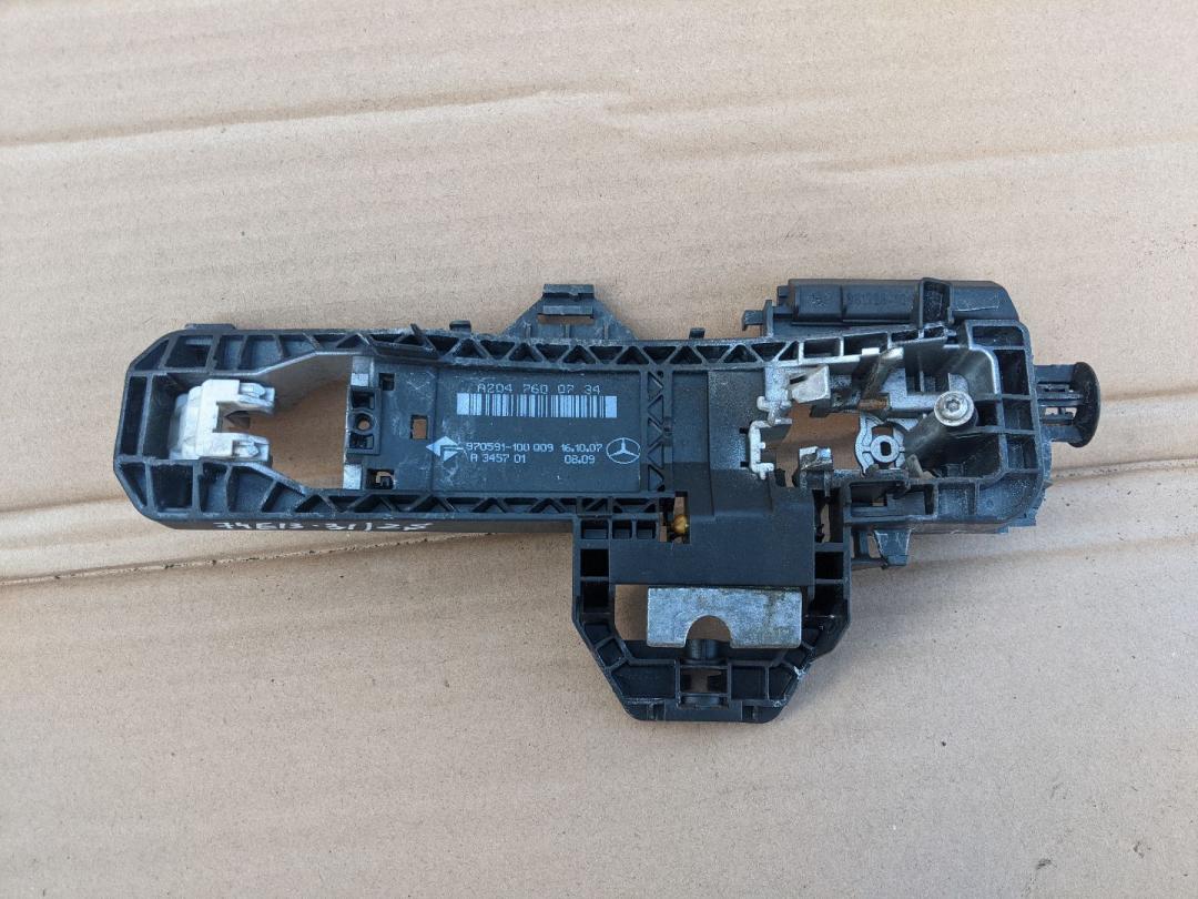 скелет ручки двери задней левой Mercedes-Benz C-Класс W204/S204 2008, 2.1 л., OM 646.811, дизель, МКПП, серебро, седан, A2047600734, 2047600734 - фото №1