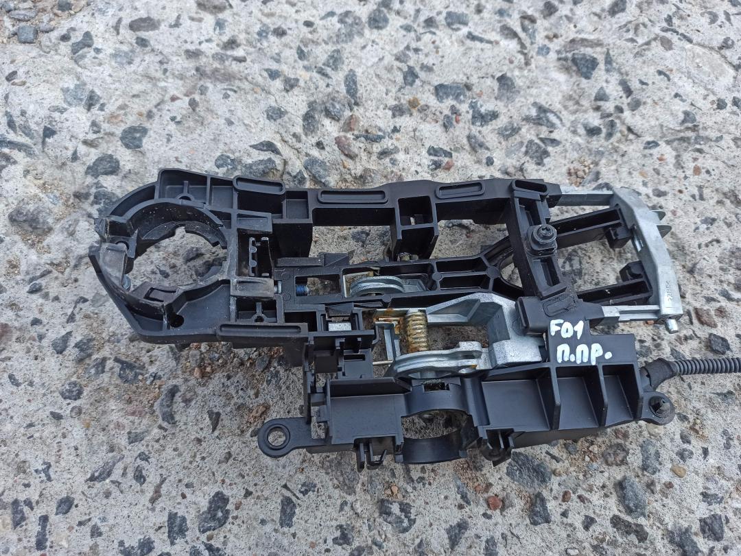 скелет ручки двери передней правой BMW 7 серия F01/F02 2011, 3.0 л., N54 B30 A, бензин, седан, 7187228 - фото №1