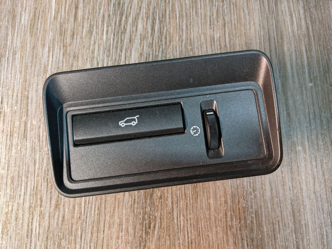 кнопка открытия багажника Land Rover Range Rover Evoque L538 2013, 2.2 л., 224DT, дизель, АКПП, внедорожник 5 дв., BJ32-11654-BB - фото №1