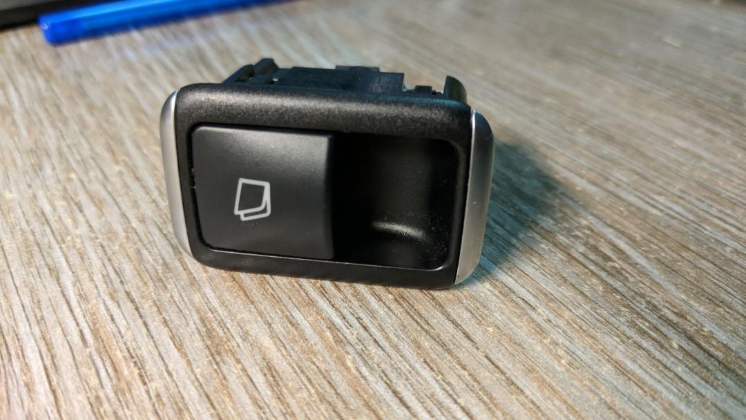 кнопка стеклоподъемника двери задней левой Mercedes-Benz GL-Класс X166 2014, 3.0 л., OM 642.826, дизель, АКПП, белый, внедорожник 5 дв., A1668200210, 1668200210 - фото №1