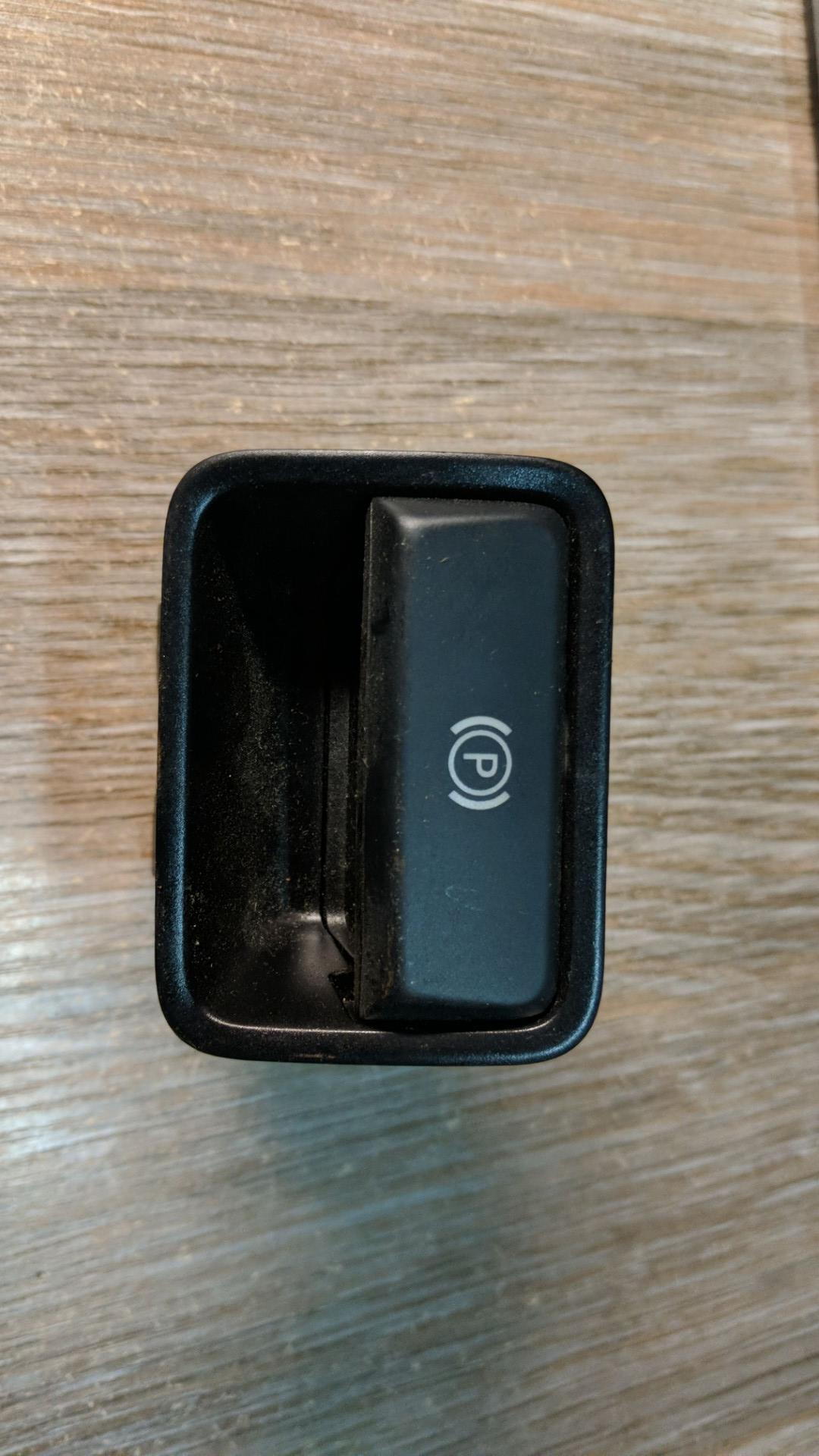 кнопка ручного тормоза (ручника) Mercedes-Benz M-Класс W166 2012, 2.1 л., OM 651.960, дизель, АКПП, мокрый асфальт, внедорожник 5 дв., A2469050451 - фото №1