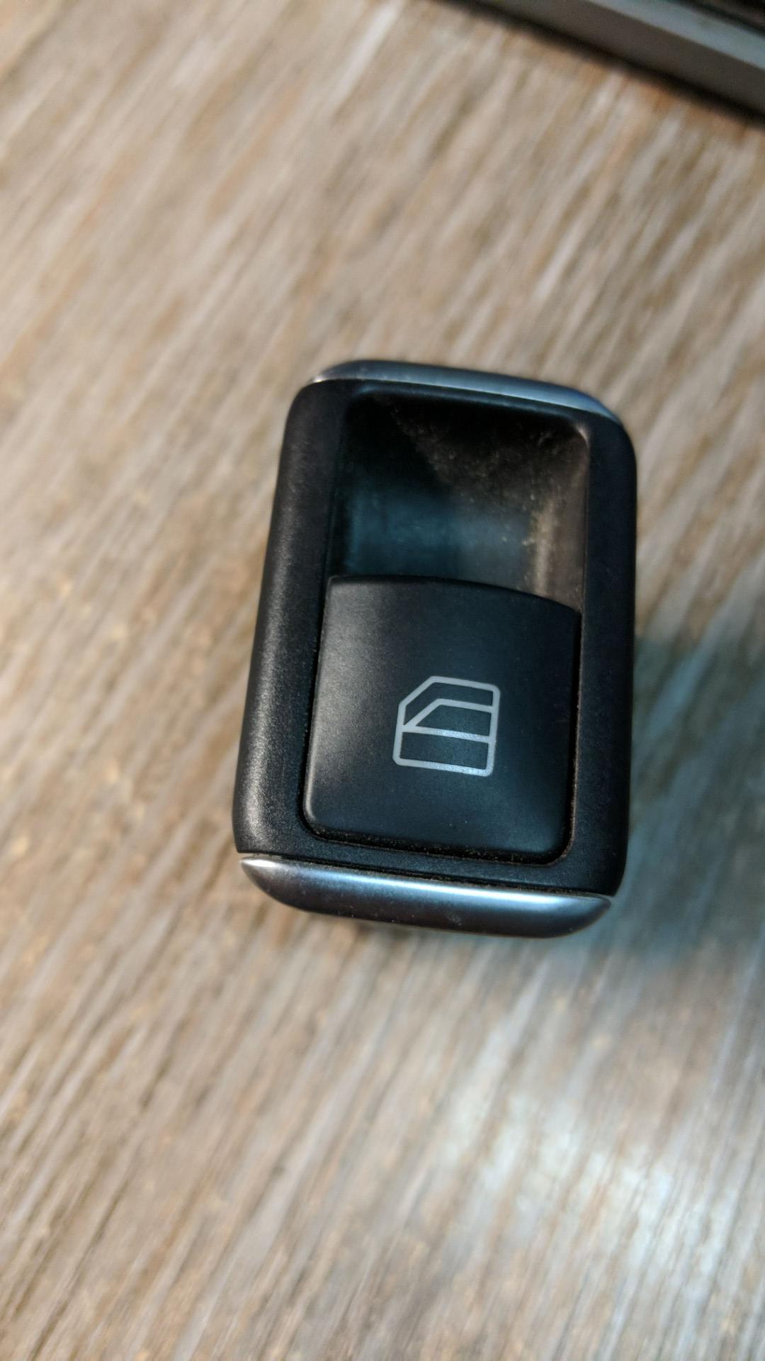 кнопка стеклоподъемника двери задней правой Mercedes-Benz M-Класс W166 2015, 2.1 л., OM 651.960, дизель, АКПП, мокрый асфальт, внедорожник 5 дв., A2049058102, 2049058102 - фото №1