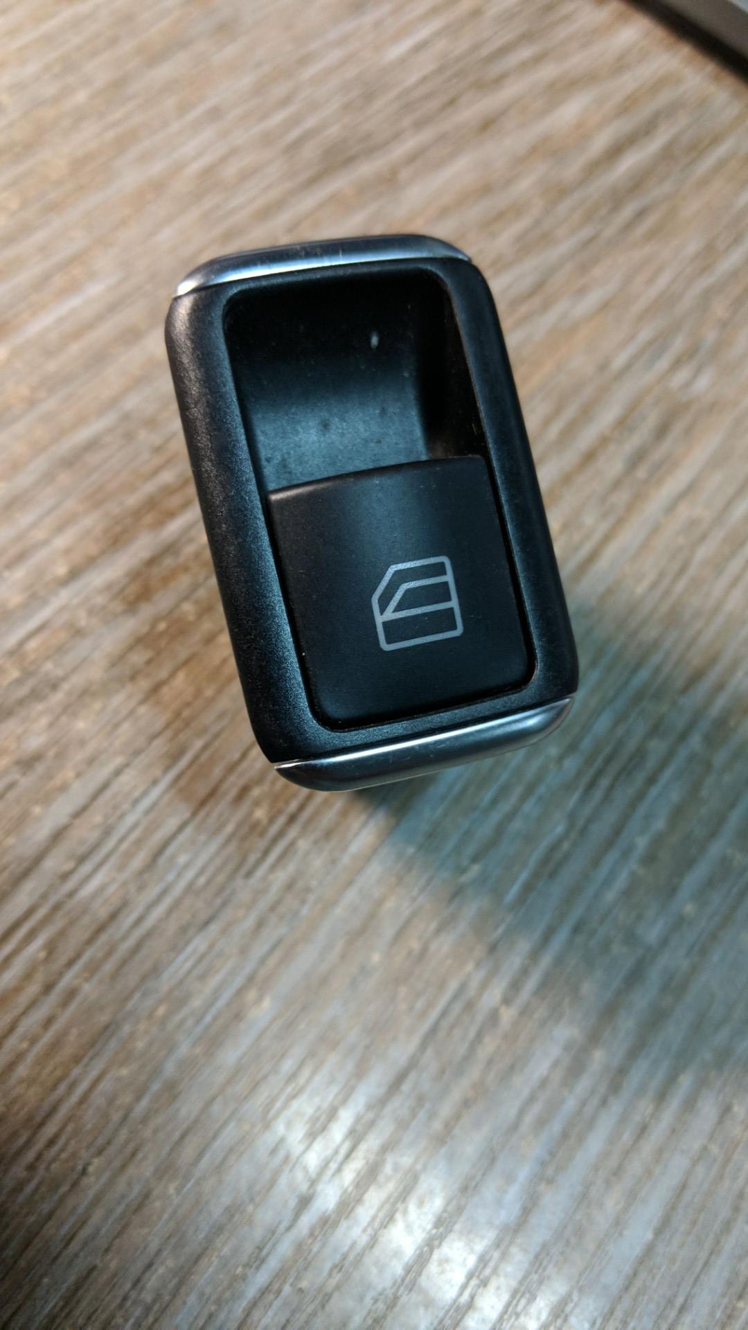 кнопка стеклоподъемника двери задней левой Mercedes-Benz GL-Класс X166 2013, 3.0 л., OM 642.826, дизель, АКПП, коричневый, внедорожник 5 дв., A2049058102, 2049058102 - фото №1