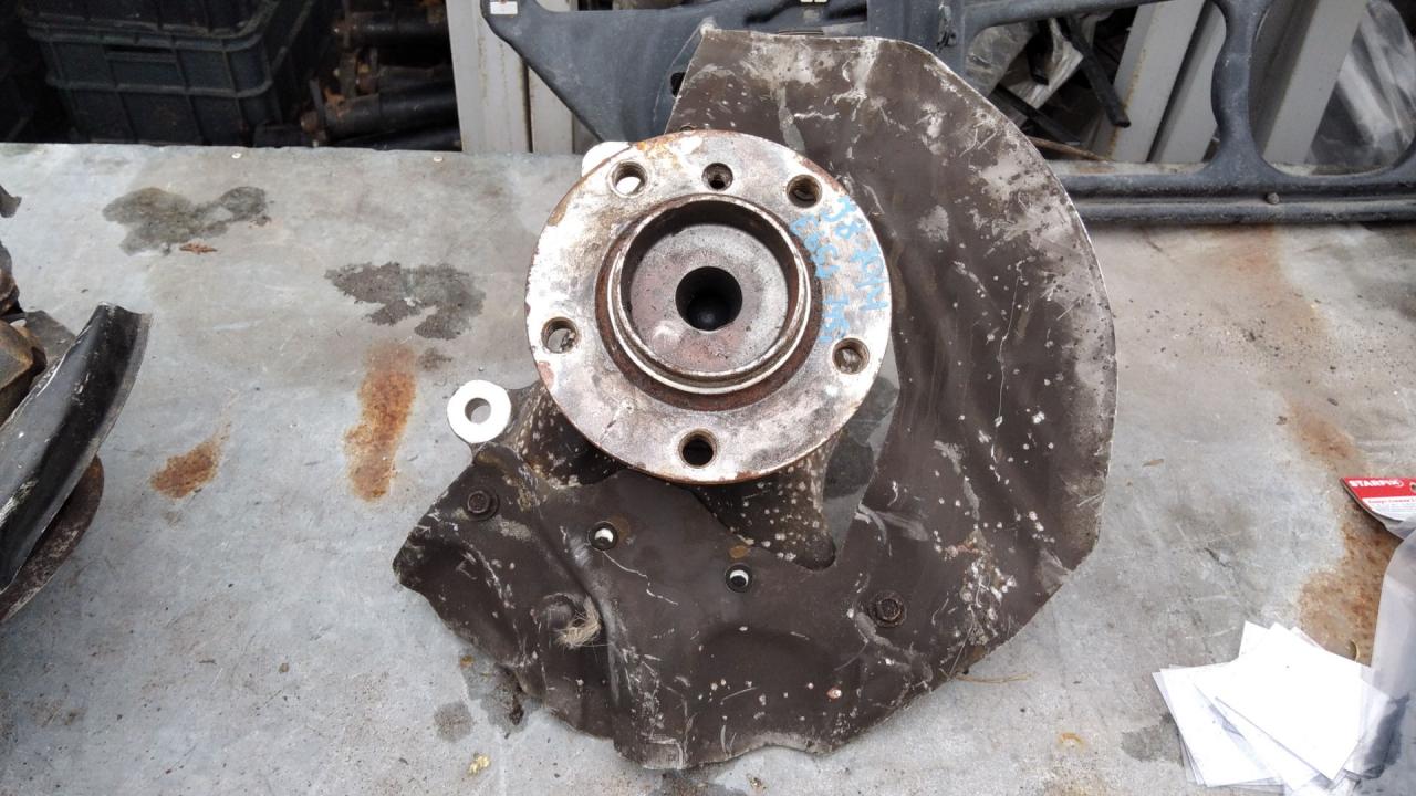 кулак поворотный правый BMW 7 серия E65/E66/E67 2002, 4.4 л., бензин, АКПП, седан - фото №1