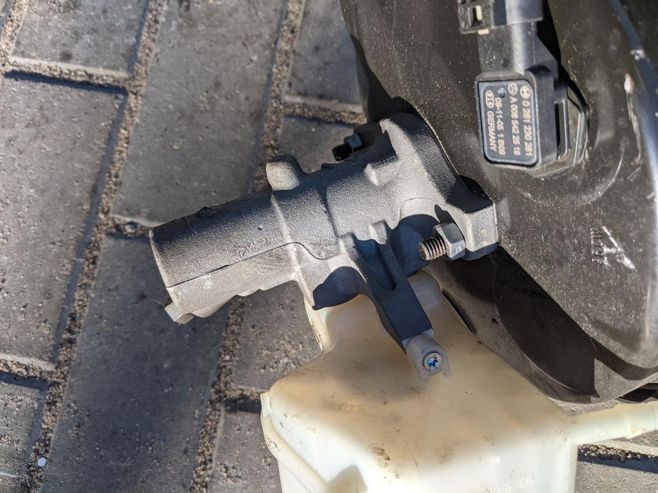 цилиндр тормозной главный Mercedes-Benz E-Класс W212/S212/C207/A207 W212 2010, 2.2 л., дизель, АКПП, седан, задний привод, правый руль - фото №1