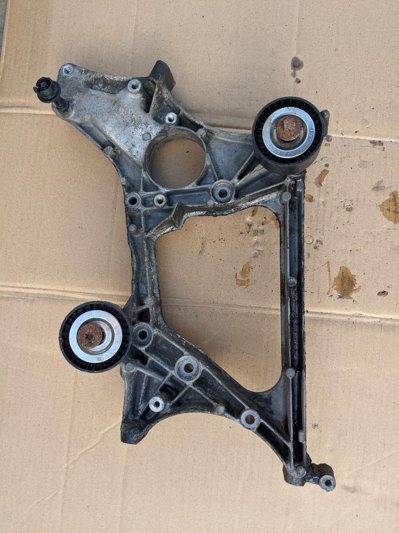 кронштейн генератора Mercedes-Benz E-Класс W212/S212/C207/A207 W212 2010, 2.2 л., дизель, АКПП, седан, задний привод, правый руль, A6512011109 - фото №1