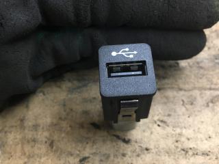 разъем AUX / USB BMW 5 серия F07/F10/F11 [рестайлинг] 2013, 2.0 л., N47 D20 D, дизель, МКПП, седан, задний привод, 9237656