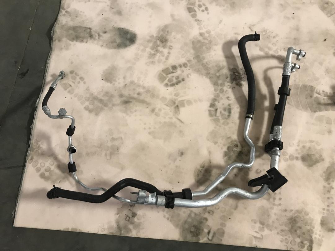 трубка кондиционера Mercedes-Benz GLS-Класс X166 2019, 3.0 л., OM 642.826, дизель, АКПП, белый, внедорожник 5 дв., A1668304101 - фото №1