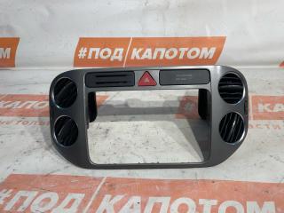рамка под магнитолу Volkswagen Tiguan 1 поколение 2011, 2.0 л., CCZC, бензин, АКПП, 8e / a7w, внедорожник 5 дв., полный привод