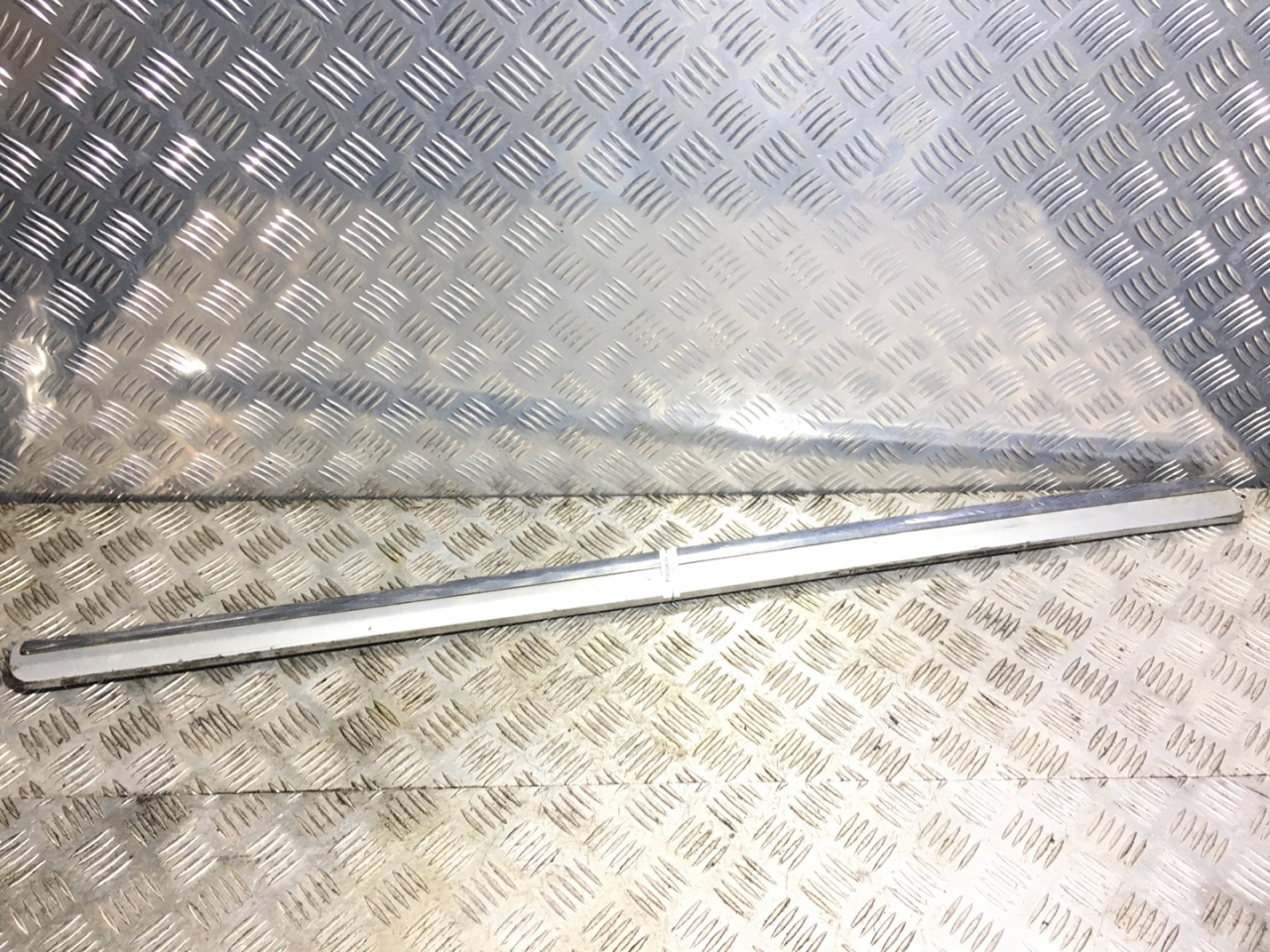 молдинг двери передней левой Volkswagen Passat B7 2011, 2.0 л., CFFB, дизель, 6МКПП, reflex silver / la7w, седан, передний привод, правый руль, 3AA854939A - фото №1